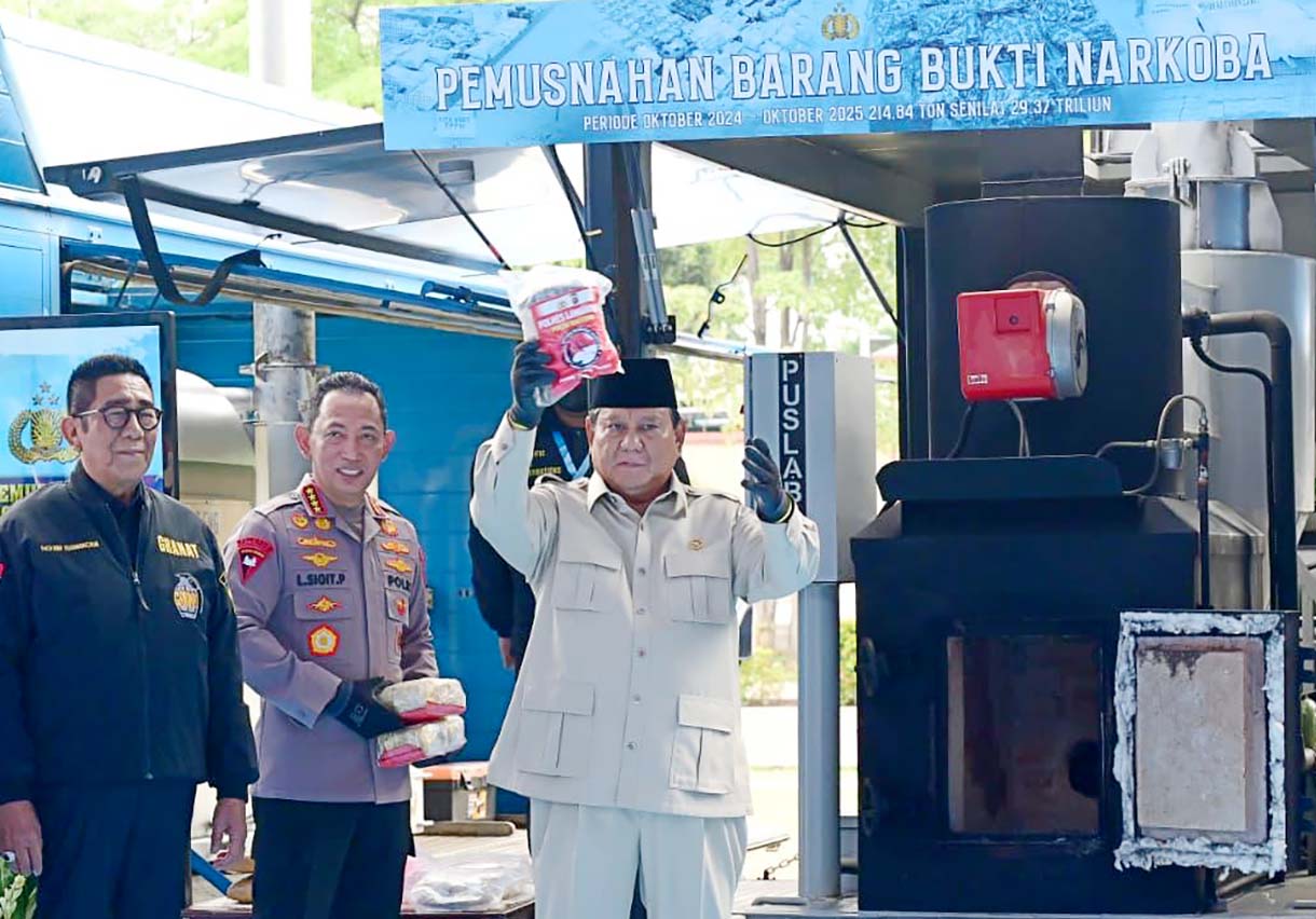 Presiden Prabowo Pimpin Pemusnahan Narkoba 214,84 ton Presiden Prabowo Subianto menunjukkan barang bukti narkoba yang akan dimusnahkan di Lapangan Bhayangkara, Mabes Polri, Jakarta, Rabu (29/10/2025).  (Biropers)