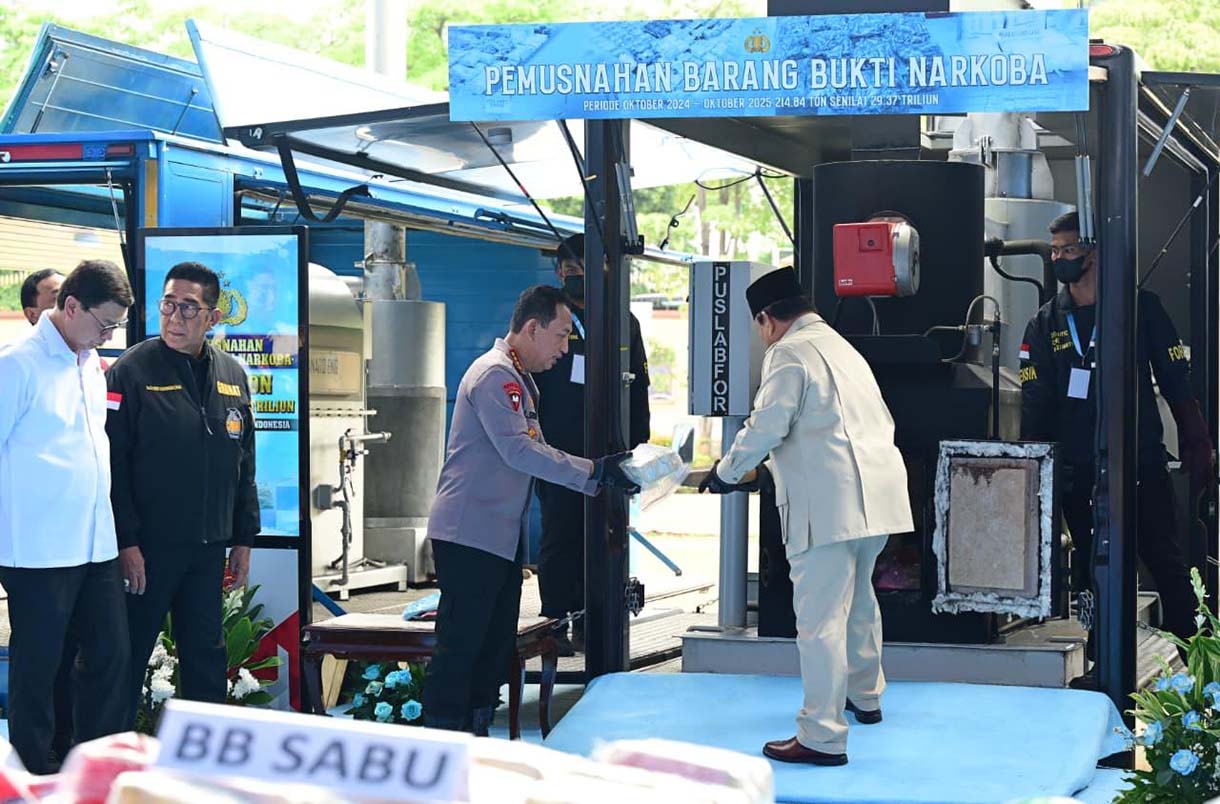 Presiden Prabowo Pimpin Pemusnahan Narkoba 214,84 ton Presiden Prabowo Subianto menunjukkan barang bukti narkoba yang akan dimusnahkan di Lapangan Bhayangkara, Mabes Polri, Jakarta, Rabu (29/10/2025).  (Biropers)