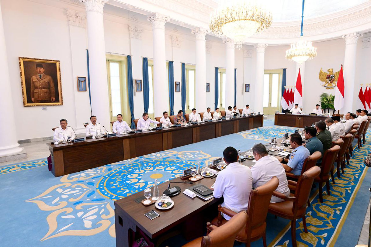 Presiden Prabowo Subianto (kedua kanan) bersama Wakil Presiden Gibran Rakabuming Raka (kanan) memimpin sidang perdana dengan sejumlah Meteri Kabinet Merah Putih di Istana Bogor, Kota Bogor, Jawa Barat, Jumat (7/2/2025). (Beritanasional.com/ Muchlis Jr - Biro Pers Sekretariat Presiden)