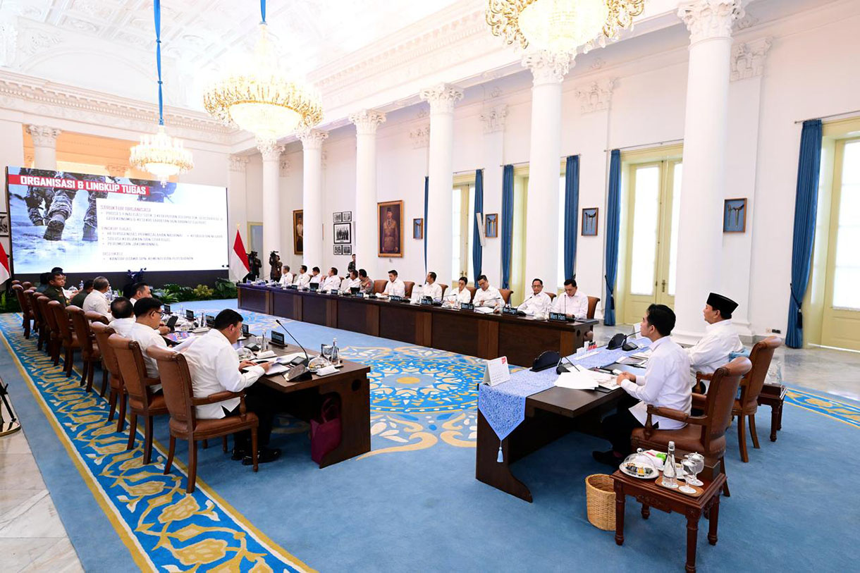 Presiden Prabowo Subianto (kedua kanan) bersama Wakil Presiden Gibran Rakabuming Raka (kanan) memimpin sidang perdana dengan sejumlah Meteri Kabinet Merah Putih di Istana Bogor, Kota Bogor, Jawa Barat, Jumat (7/2/2025). (Beritanasional.com/ Muchlis Jr - Biro Pers Sekretariat Presiden)