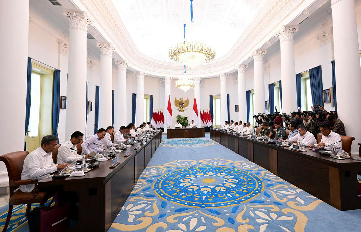 Presiden Prabowo Subianto (kedua kanan) bersama Wakil Presiden Gibran Rakabuming Raka (kanan) memimpin sidang perdana dengan sejumlah Meteri Kabinet Merah Putih di Istana Bogor, Kota Bogor, Jawa Barat, Jumat (7/2/2025). (Beritanasional.com/ Muchlis Jr - Biro Pers Sekretariat Presiden)