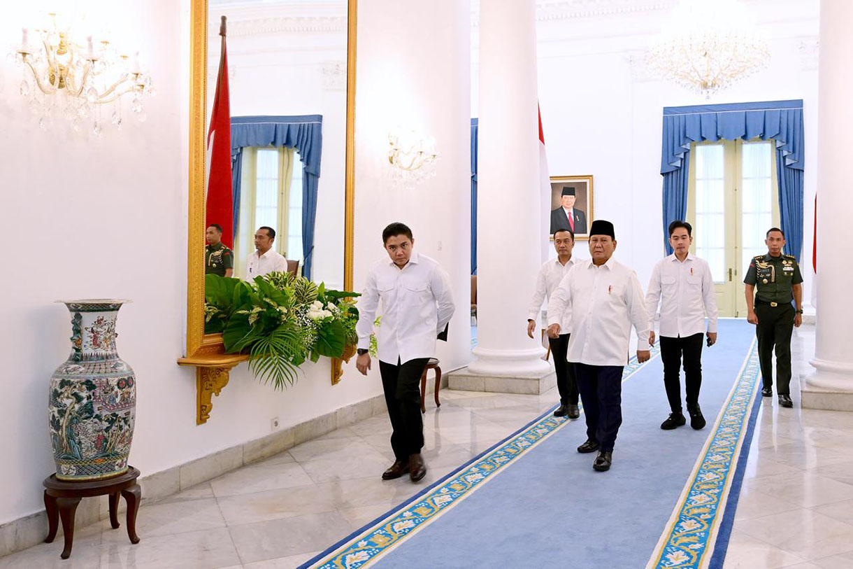 Presiden Prabowo Subianto (kedua kanan) bersama Wakil Presiden Gibran Rakabuming Raka (kanan) memimpin sidang perdana dengan sejumlah Meteri Kabinet Merah Putih di Istana Bogor, Kota Bogor, Jawa Barat, Jumat (7/2/2025). (Beritanasional.com/ Muchlis Jr - Biro Pers Sekretariat Presiden)