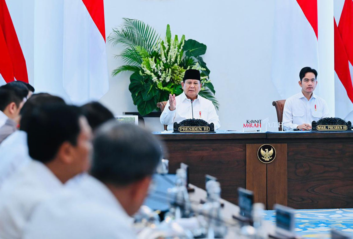 Presiden Prabowo Subianto (kedua kanan) bersama Wakil Presiden Gibran Rakabuming Raka (kanan) memimpin sidang perdana dengan sejumlah Meteri Kabinet Merah Putih di Istana Bogor, Kota Bogor, Jawa Barat, Jumat (7/2/2025). (Beritanasional.com/ Muchlis Jr - Biro Pers Sekretariat Presiden)