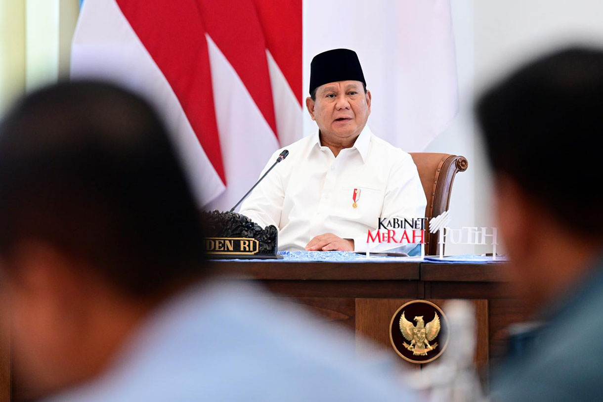 Presiden Prabowo Subianto (kedua kanan) bersama Wakil Presiden Gibran Rakabuming Raka (kanan) memimpin sidang perdana dengan sejumlah Meteri Kabinet Merah Putih di Istana Bogor, Kota Bogor, Jawa Barat, Jumat (7/2/2025). (Beritanasional.com/ Muchlis Jr - Biro Pers Sekretariat Presiden)