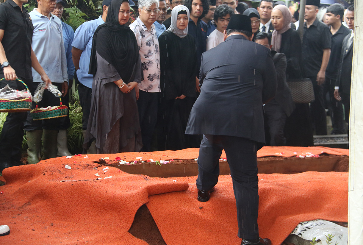 Pemakaman Wakil Presiden ke-6 Try Sutrisno di Taman Makam Pahlawan Nasional Utama (TMPNU) Kalibata, Jakarta, Senin (2/3/2026). (Beritanasional.com/Oke Atmaja)