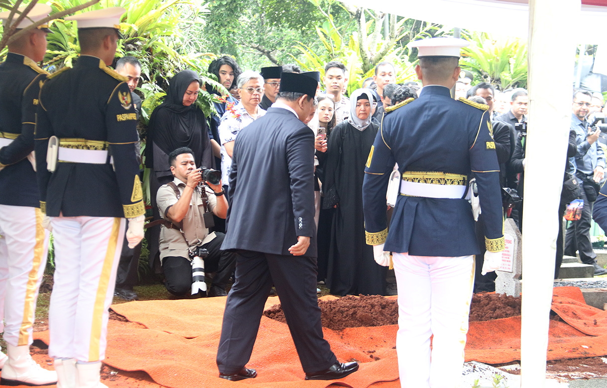 Presiden Prabowo Subianto (kedua kiri) memberi bendera Merah Putih kepada Istri Wakil Presiden ke-6 Try Sutrisno, Tuti Sutiawati (kedua kanan) saat pemakaman Wakil Presiden ke-6 Try Sutrisno di Taman Makam Pahlawan Nasional Utama (TMPNU) Kalibata, Jakarta, Senin (2/3/2026). (Beritanasional.com/Oke Atmaja)