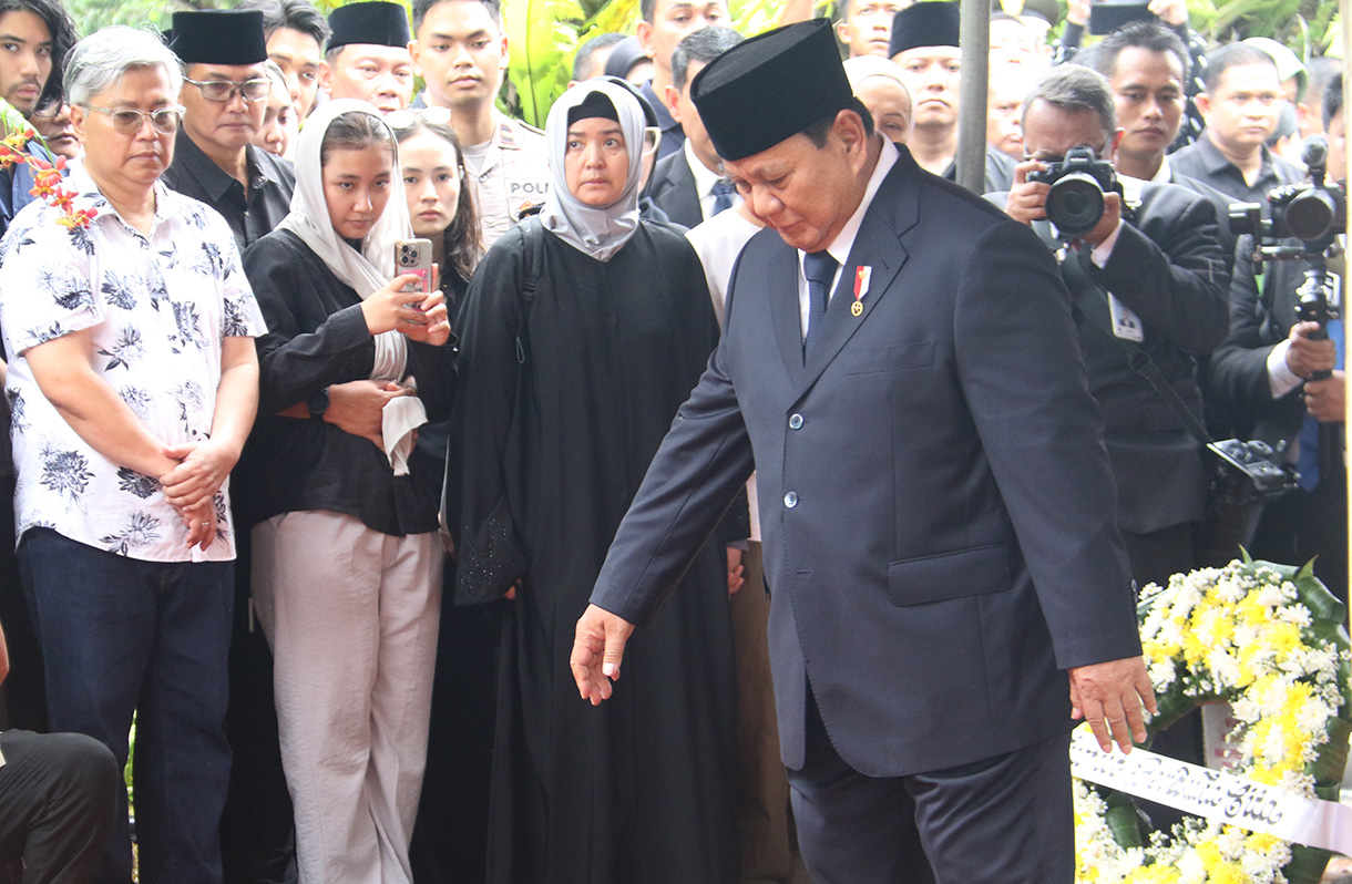Presiden Prabowo Subianto (kedua kiri) memberi bendera Merah Putih kepada Istri Wakil Presiden ke-6 Try Sutrisno, Tuti Sutiawati (kedua kanan) saat pemakaman Wakil Presiden ke-6 Try Sutrisno di Taman Makam Pahlawan Nasional Utama (TMPNU) Kalibata, Jakarta, Senin (2/3/2026). (Beritanasional.com/Oke Atmaja)