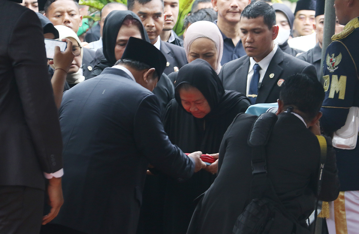 Presiden Prabowo Subianto (kedua kiri) memberi bendera Merah Putih kepada Istri Wakil Presiden ke-6 Try Sutrisno, Tuti Sutiawati (kedua kanan) saat pemakaman Wakil Presiden ke-6 Try Sutrisno di Taman Makam Pahlawan Nasional Utama (TMPNU) Kalibata, Jakarta, Senin (2/3/2026). (Beritanasional.com/Oke Atmaja)