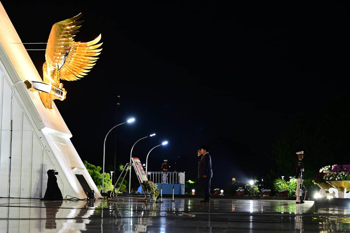 Presiden Prabowo Subianto memberikan hormat usai meletakan karangan bunga dalam Upacara Ziarah Nasional dan Renungan Suci Hari Pahlawan 2025 di Taman Makam Pahlawan Nasional Utama Kalibata, Jakarta, Minggu (9/11/2025).  (Biropers)