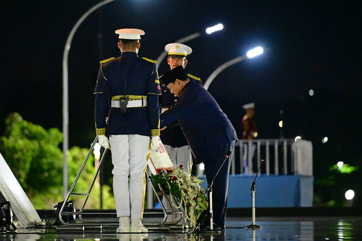 Presiden Prabowo Subianto memberikan hormat usai meletakan karangan bunga dalam Upacara Ziarah Nasional dan Renungan Suci Hari Pahlawan 2025 di Taman Makam Pahlawan Nasional Utama Kalibata, Jakarta, Minggu (9/11/2025).  (Biropers)