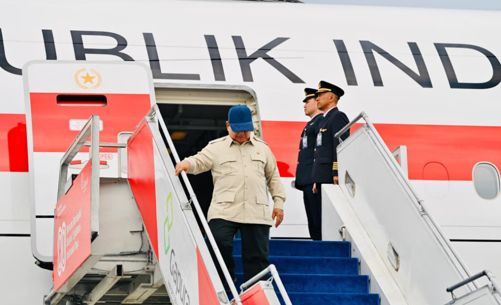 Presiden Prabowo Subianto berjalan menuruni tangga pesawat kepresiden saat tiba di Bandara Halim Perdanakusuma, Jakarta, Rabu (15/4/2026). (Biropers)