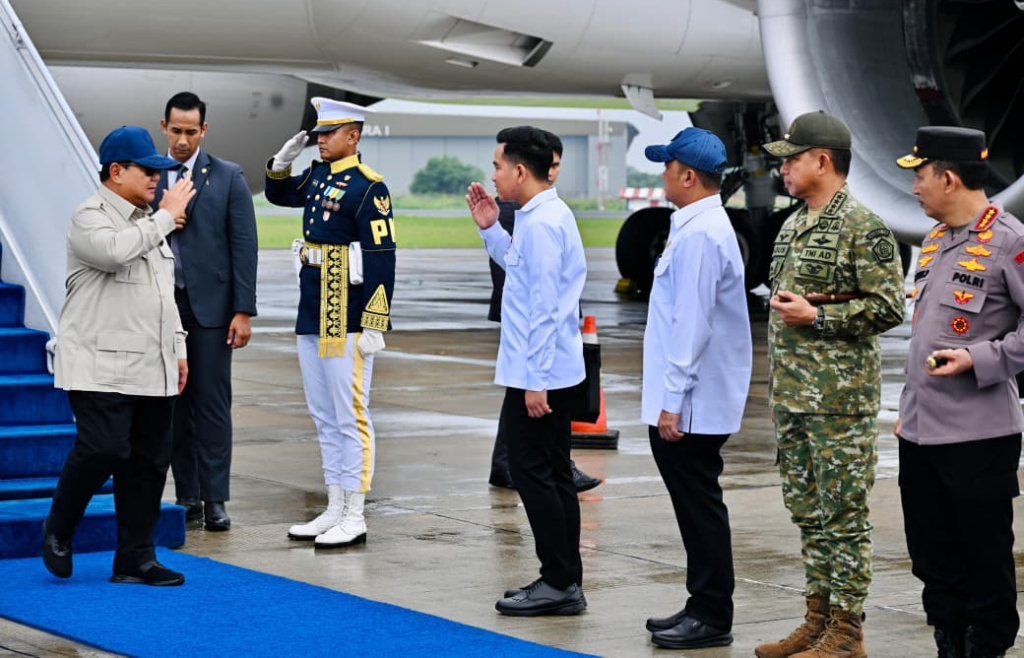 Presiden Prabowo Subianto berjalan menuruni tangga pesawat kepresiden saat tiba di Bandara Halim Perdanakusuma, Jakarta, Rabu (15/4/2026). (Biropers)
