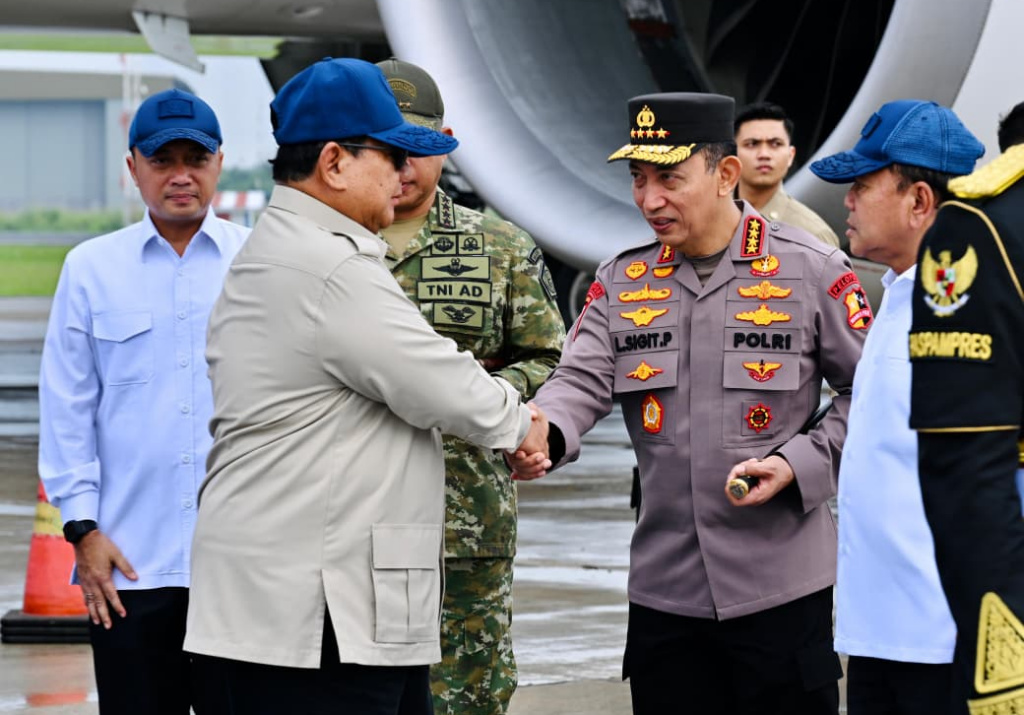 Presiden Prabowo Subianto berjalan menuruni tangga pesawat kepresiden saat tiba di Bandara Halim Perdanakusuma, Jakarta, Rabu (15/4/2026). (Biropers)