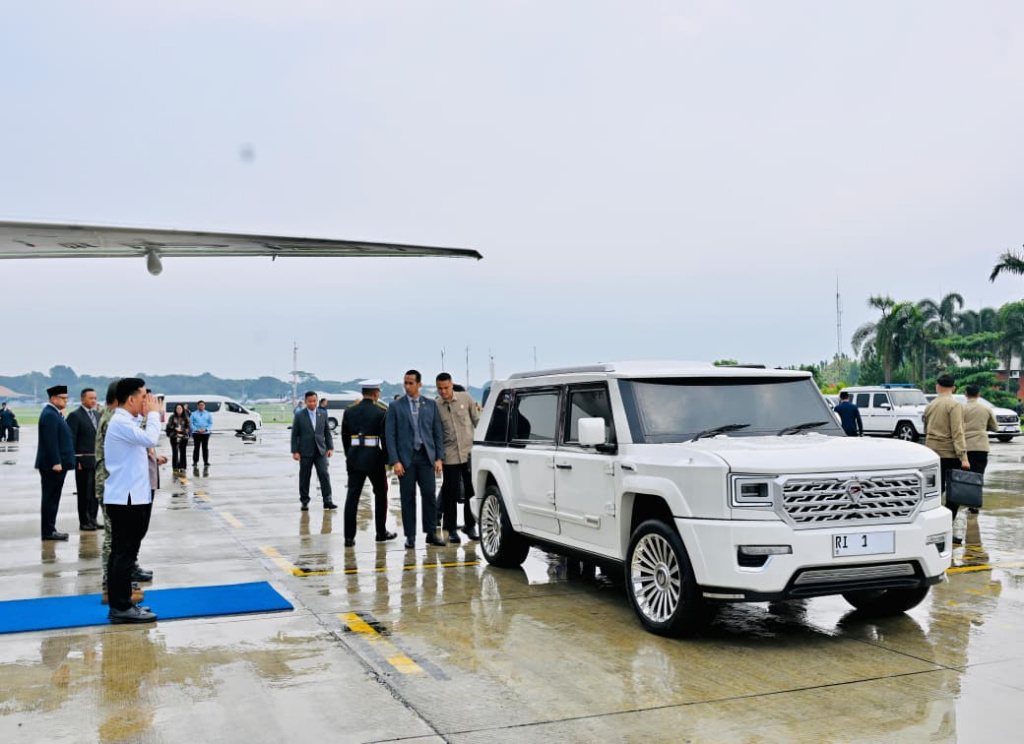 Presiden Prabowo Subianto berjalan menuruni tangga pesawat kepresiden saat tiba di Bandara Halim Perdanakusuma, Jakarta, Rabu (15/4/2026). (Biropers)