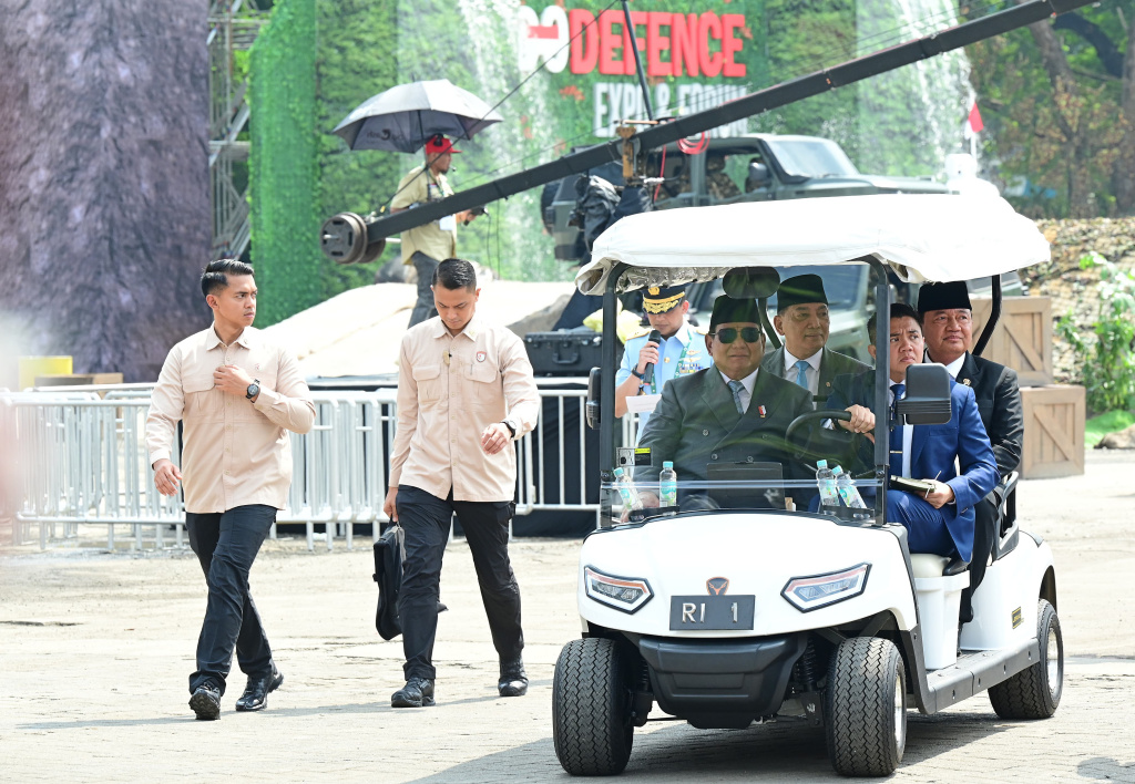 Presiden Prabowo Resmi Buka Pameran Alutsista Indo Defence 2025 Presiden Prabowo Subianto (kedua kiri) bersama sejumlah delegasi dari China meninjau produk alutsista dari perusahaan pertahanan Norinco Group dalam pameran industri pertahanan Indo Defence Expo dan Forum di JIExpo Kemayoran, Jakarta, Rabu (11/6/2025). (Biropers)