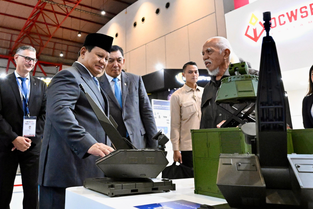 Presiden Prabowo Resmi Buka Pameran Alutsista Indo Defence 2025 Presiden Prabowo Subianto (kedua kiri) bersama sejumlah delegasi dari China meninjau produk alutsista dari perusahaan pertahanan Norinco Group dalam pameran industri pertahanan Indo Defence Expo dan Forum di JIExpo Kemayoran, Jakarta, Rabu (11/6/2025). (Biropers)