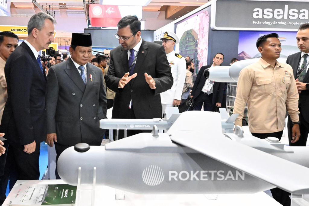 Presiden Prabowo Resmi Buka Pameran Alutsista Indo Defence 2025 Presiden Prabowo Subianto (kedua kiri) bersama sejumlah delegasi dari China meninjau produk alutsista dari perusahaan pertahanan Norinco Group dalam pameran industri pertahanan Indo Defence Expo dan Forum di JIExpo Kemayoran, Jakarta, Rabu (11/6/2025). (Biropers)