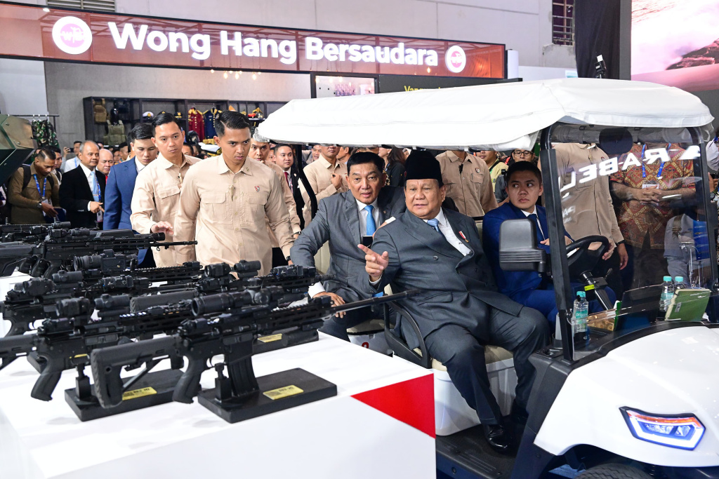 Presiden Prabowo Resmi Buka Pameran Alutsista Indo Defence 2025 Presiden Prabowo Subianto (kedua kiri) bersama sejumlah delegasi dari China meninjau produk alutsista dari perusahaan pertahanan Norinco Group dalam pameran industri pertahanan Indo Defence Expo dan Forum di JIExpo Kemayoran, Jakarta, Rabu (11/6/2025). (Biropers)