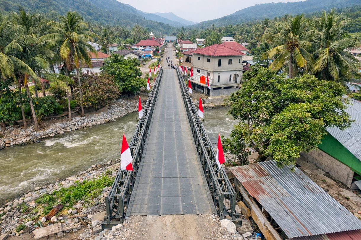 Warga melinta di Jembatan Aek Garoga yang terletak di Kecamatan Batang Toru, Kabupaten Tapanuli Selatan, Sumatera Utara.(Biropers)