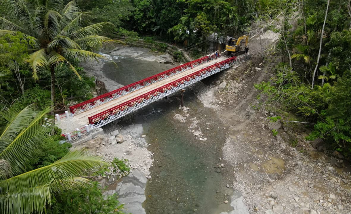 Warga melinta di Jembatan Aek Garoga yang terletak di Kecamatan Batang Toru, Kabupaten Tapanuli Selatan, Sumatera Utara.(Biropers)