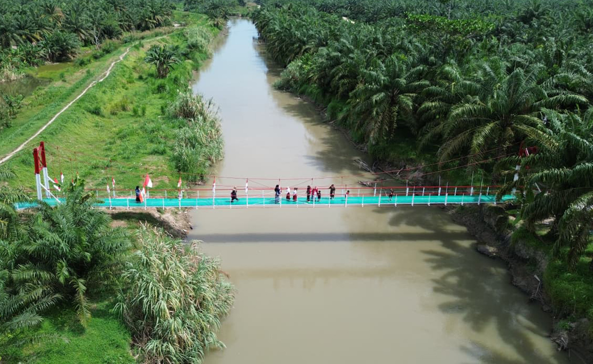 Warga melinta di Jembatan Aek Garoga yang terletak di Kecamatan Batang Toru, Kabupaten Tapanuli Selatan, Sumatera Utara.(Biropers)