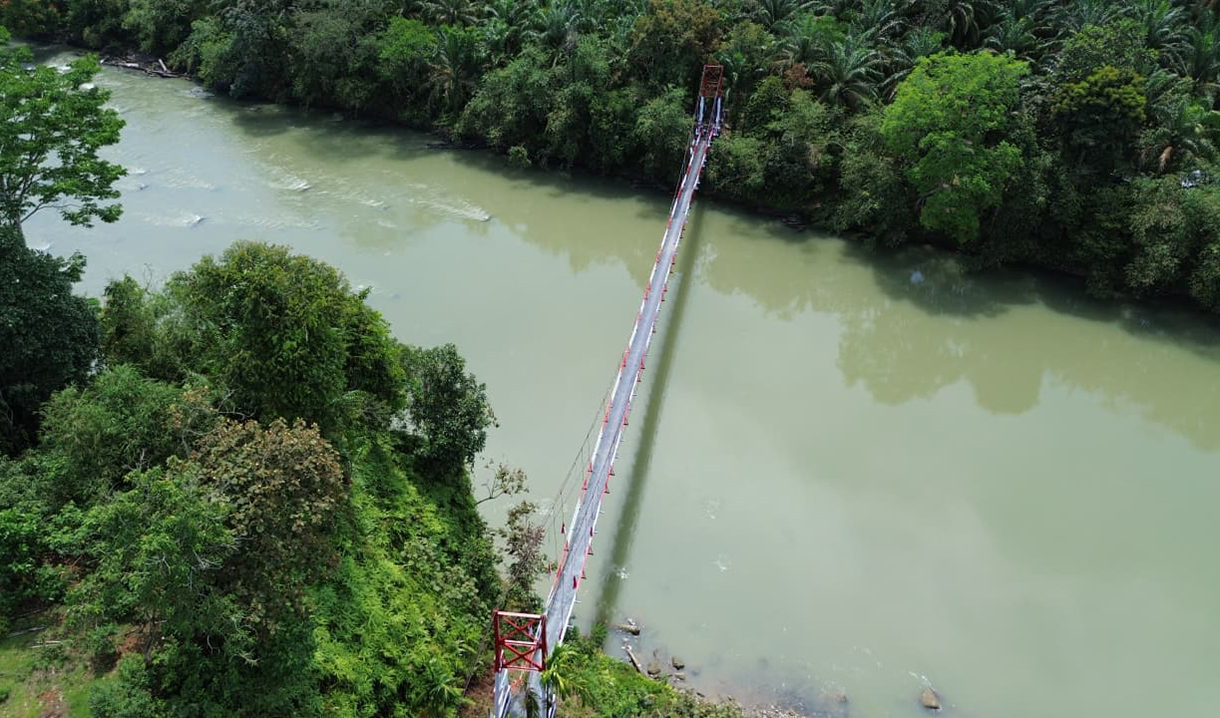 Warga melinta di Jembatan Aek Garoga yang terletak di Kecamatan Batang Toru, Kabupaten Tapanuli Selatan, Sumatera Utara.(Biropers)
