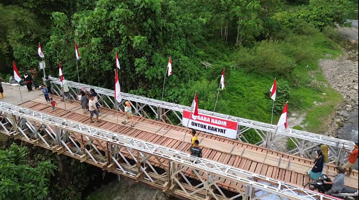 Warga melinta di Jembatan Aek Garoga yang terletak di Kecamatan Batang Toru, Kabupaten Tapanuli Selatan, Sumatera Utara.(Biropers)