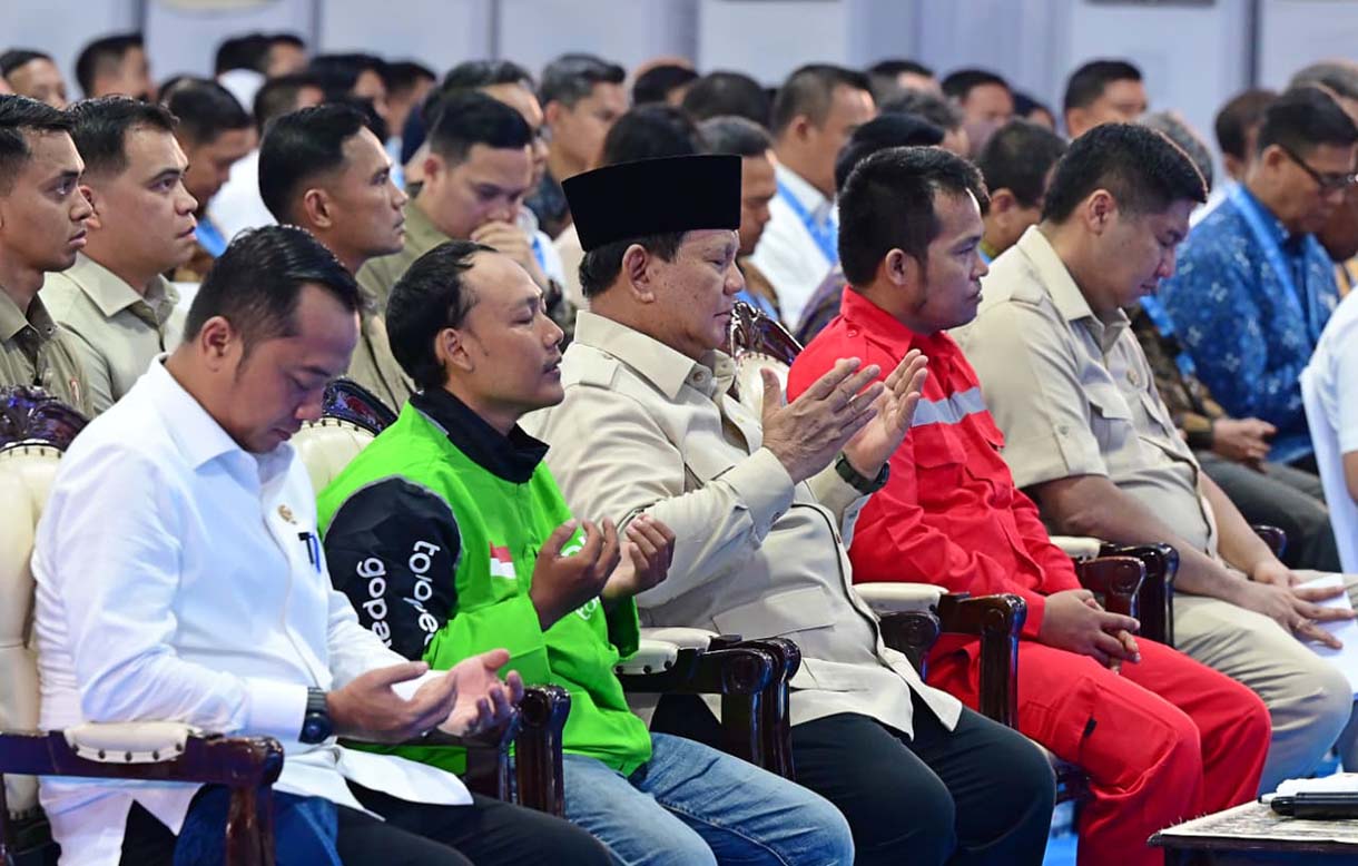 Presiden Prabowo Subianto memberikan sambutan pada acara akad massal KPR Sejahtera FLPP dan serah terima kunci di Perumahan Pesona Kahuripan 10, Cileungsi, Kabupaten Bogor, Jawa Barat, Senin (29/9/2025).  (Beritanasional.com/Oke Atmaja)