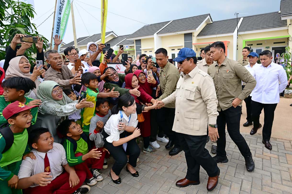 Presiden Prabowo Subianto memberikan sambutan pada acara akad massal KPR Sejahtera FLPP dan serah terima kunci di Perumahan Pesona Kahuripan 10, Cileungsi, Kabupaten Bogor, Jawa Barat, Senin (29/9/2025).  (Beritanasional.com/Oke Atmaja)