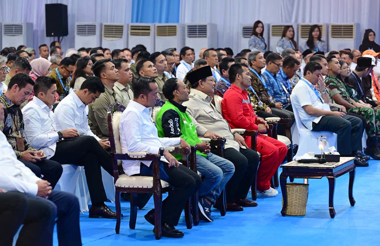 Presiden Prabowo Subianto memberikan sambutan pada acara akad massal KPR Sejahtera FLPP dan serah terima kunci di Perumahan Pesona Kahuripan 10, Cileungsi, Kabupaten Bogor, Jawa Barat, Senin (29/9/2025).  (Beritanasional.com/Oke Atmaja)