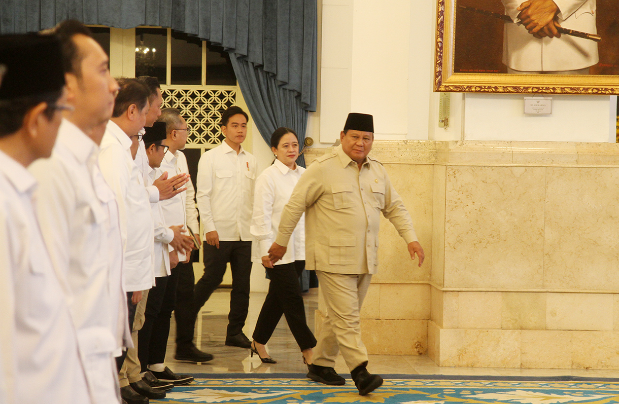 Presiden Prabowo Subianto (kiri) meluncurkan logo dan tema HUT ke-80 RI disaksikan Wakil Presiden Gibran Rakabuming Raka (ketiga kanan), Ketua DPR Puan Maharani (kedua kanan), Ketua Mahkamah Agung Sunarto (kedua kiri), Ketua DPD Sultan Bachtiar Najamudin (ketiga kiri), Ketua MPR Ahmad Muzani (kempat kiri) dan Ketua BPK Isma Yatun (kanan) di Istana Negara, Jakarta, Rabu (23/7/2025) (Beritanasional.com/Oke Atmaja)