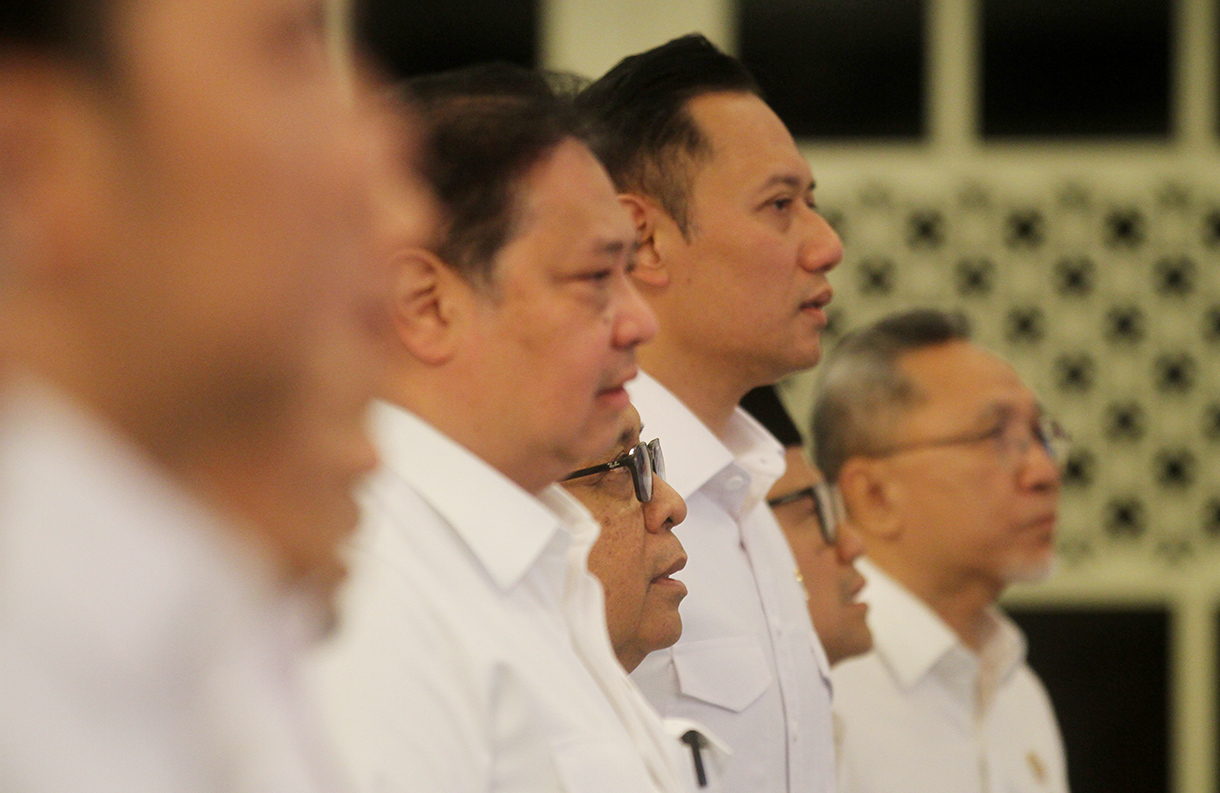 Presiden Prabowo Subianto (kiri) meluncurkan logo dan tema HUT ke-80 RI disaksikan Wakil Presiden Gibran Rakabuming Raka (ketiga kanan), Ketua DPR Puan Maharani (kedua kanan), Ketua Mahkamah Agung Sunarto (kedua kiri), Ketua DPD Sultan Bachtiar Najamudin (ketiga kiri), Ketua MPR Ahmad Muzani (kempat kiri) dan Ketua BPK Isma Yatun (kanan) di Istana Negara, Jakarta, Rabu (23/7/2025) (Beritanasional.com/Oke Atmaja)