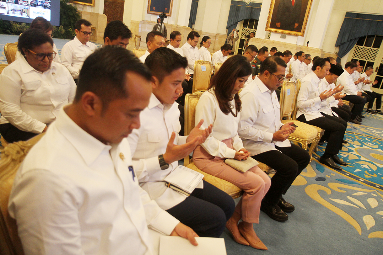 Presiden Prabowo Subianto (kiri) meluncurkan logo dan tema HUT ke-80 RI disaksikan Wakil Presiden Gibran Rakabuming Raka (ketiga kanan), Ketua DPR Puan Maharani (kedua kanan), Ketua Mahkamah Agung Sunarto (kedua kiri), Ketua DPD Sultan Bachtiar Najamudin (ketiga kiri), Ketua MPR Ahmad Muzani (kempat kiri) dan Ketua BPK Isma Yatun (kanan) di Istana Negara, Jakarta, Rabu (23/7/2025) (Beritanasional.com/Oke Atmaja)