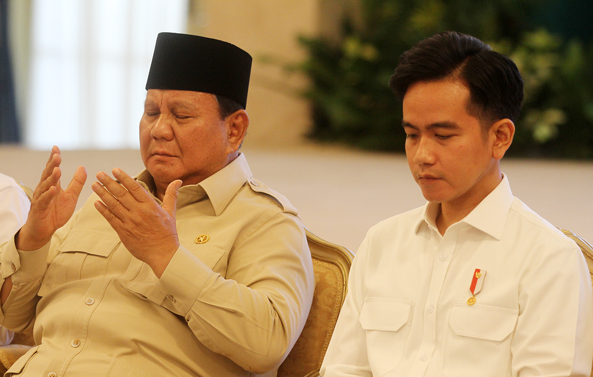 Presiden Prabowo Subianto (kiri) meluncurkan logo dan tema HUT ke-80 RI disaksikan Wakil Presiden Gibran Rakabuming Raka (ketiga kanan), Ketua DPR Puan Maharani (kedua kanan), Ketua Mahkamah Agung Sunarto (kedua kiri), Ketua DPD Sultan Bachtiar Najamudin (ketiga kiri), Ketua MPR Ahmad Muzani (kempat kiri) dan Ketua BPK Isma Yatun (kanan) di Istana Negara, Jakarta, Rabu (23/7/2025) (Beritanasional.com/Oke Atmaja)