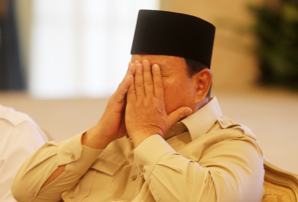 Presiden Prabowo Subianto (kiri) meluncurkan logo dan tema HUT ke-80 RI disaksikan Wakil Presiden Gibran Rakabuming Raka (ketiga kanan), Ketua DPR Puan Maharani (kedua kanan), Ketua Mahkamah Agung Sunarto (kedua kiri), Ketua DPD Sultan Bachtiar Najamudin (ketiga kiri), Ketua MPR Ahmad Muzani (kempat kiri) dan Ketua BPK Isma Yatun (kanan) di Istana Negara, Jakarta, Rabu (23/7/2025) (Beritanasional.com/Oke Atmaja)