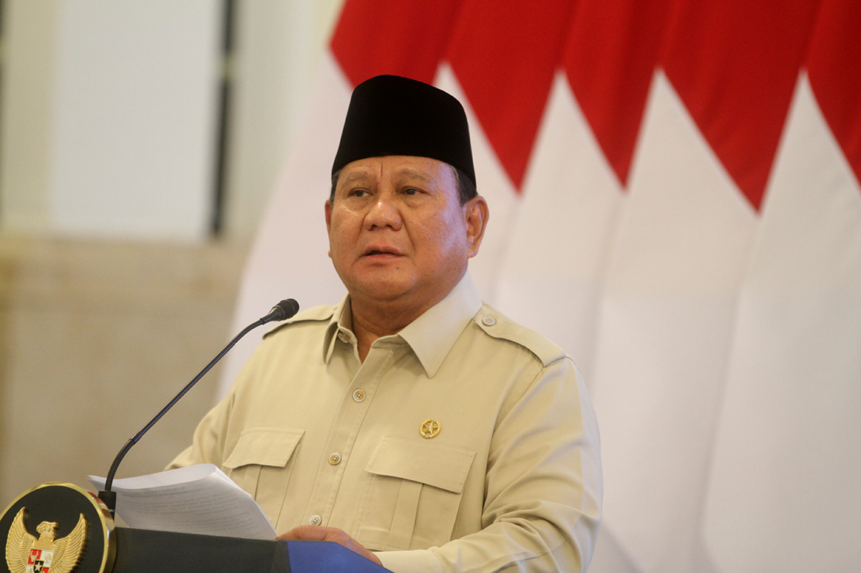 Presiden Prabowo Subianto (kiri) meluncurkan logo dan tema HUT ke-80 RI disaksikan Wakil Presiden Gibran Rakabuming Raka (ketiga kanan), Ketua DPR Puan Maharani (kedua kanan), Ketua Mahkamah Agung Sunarto (kedua kiri), Ketua DPD Sultan Bachtiar Najamudin (ketiga kiri), Ketua MPR Ahmad Muzani (kempat kiri) dan Ketua BPK Isma Yatun (kanan) di Istana Negara, Jakarta, Rabu (23/7/2025) (Beritanasional.com/Oke Atmaja)