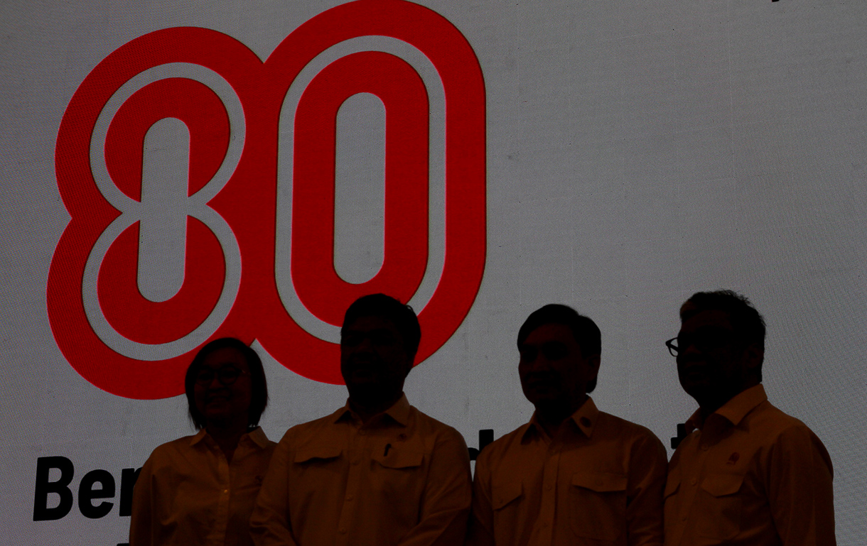 Presiden Prabowo Subianto (kiri) meluncurkan logo dan tema HUT ke-80 RI disaksikan Wakil Presiden Gibran Rakabuming Raka (ketiga kanan), Ketua DPR Puan Maharani (kedua kanan), Ketua Mahkamah Agung Sunarto (kedua kiri), Ketua DPD Sultan Bachtiar Najamudin (ketiga kiri), Ketua MPR Ahmad Muzani (kempat kiri) dan Ketua BPK Isma Yatun (kanan) di Istana Negara, Jakarta, Rabu (23/7/2025) (Beritanasional.com/Oke Atmaja)