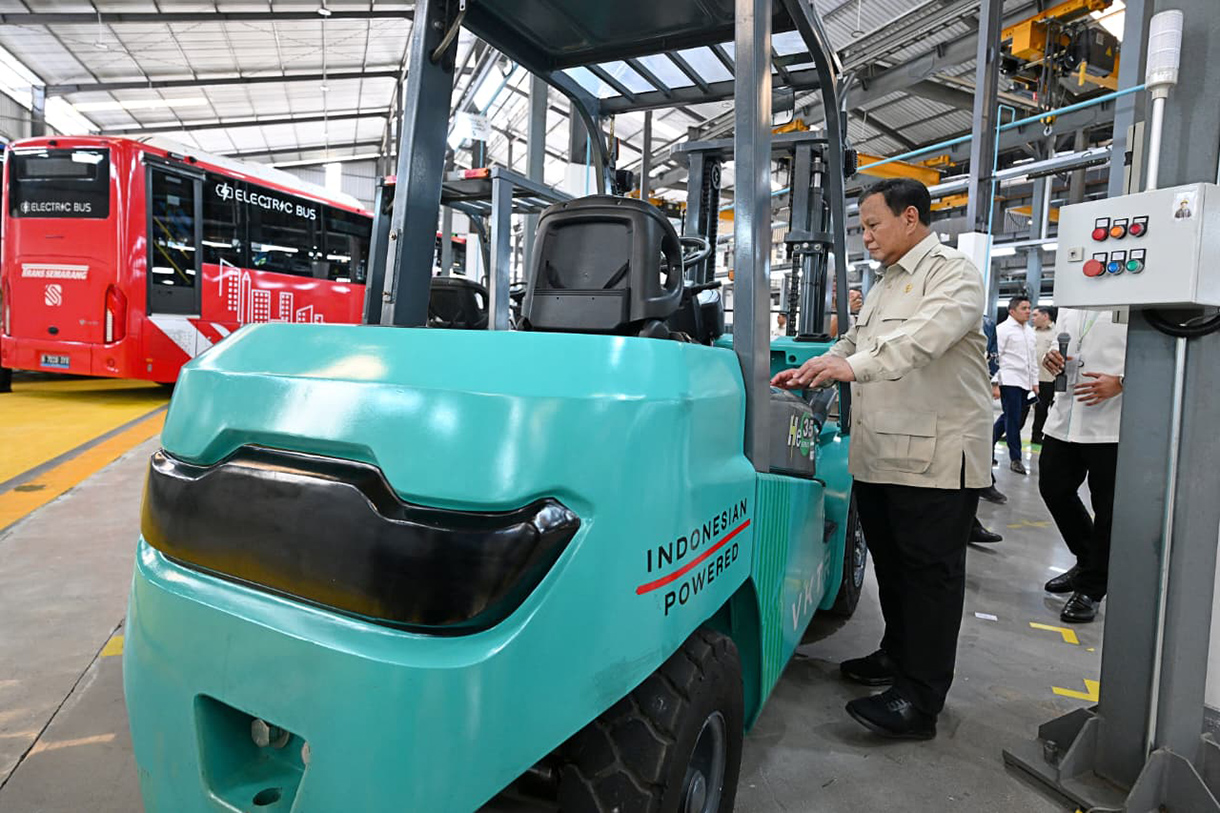 Presiden Prabowo Subianto meresmikan pabrik perakitan kendaraan komersil berbasis listrik milik PT VKTR Sakti Industries di Magelang, Jawa Tengah, Kamis (9/4/2026).(Biropers)