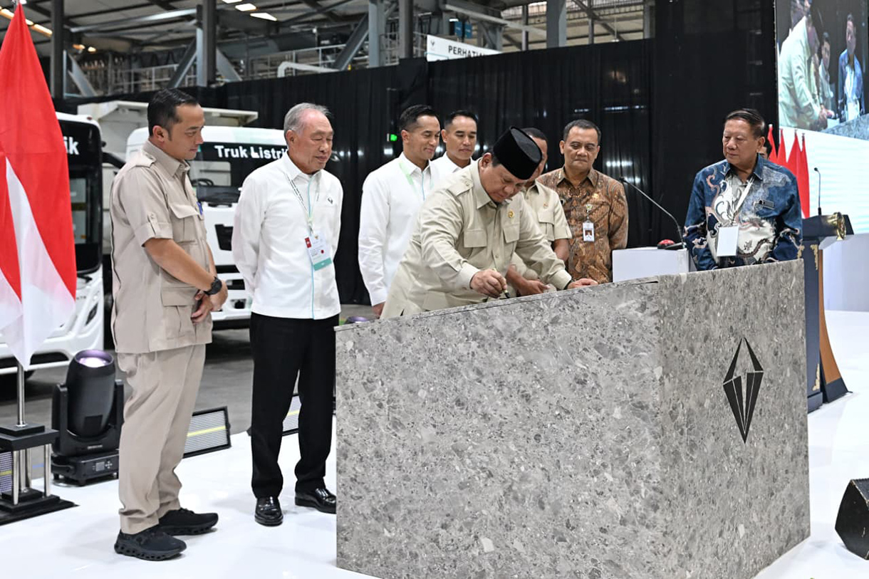 Presiden Prabowo Subianto meresmikan pabrik perakitan kendaraan komersil berbasis listrik milik PT VKTR Sakti Industries di Magelang, Jawa Tengah, Kamis (9/4/2026).(Biropers)