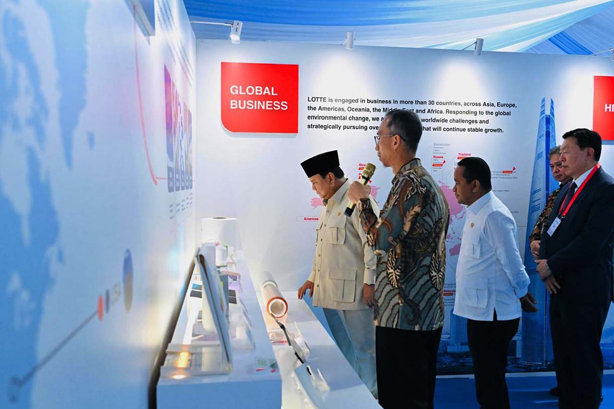 Presiden Prabowo Subianto menyampaikan sambutan saat peresmian pabrik petrokimia Lotte Chemical Indonesia di Kota Cilegon, Banten, Kamis (6/11/2025).  (Biropers)