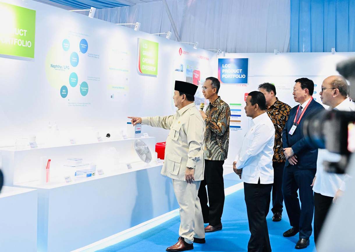 Presiden Prabowo Subianto menyampaikan sambutan saat peresmian pabrik petrokimia Lotte Chemical Indonesia di Kota Cilegon, Banten, Kamis (6/11/2025).  (Biropers)
