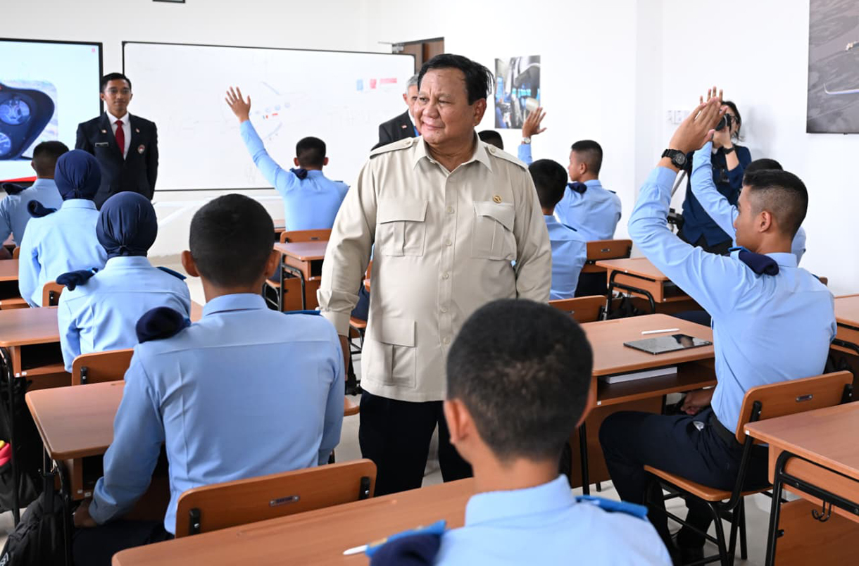 Presiden Prabowo Subianto memukul gong d saat meresmikan SMA Taruna Nusantara Kampus Malang, Jawa Timur, Selasa (13/1/2026). (Biropers)