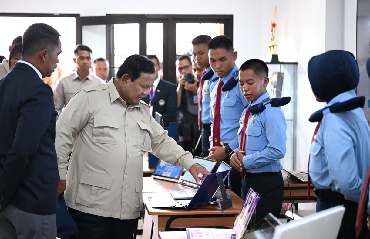 Presiden Prabowo Subianto memukul gong d saat meresmikan SMA Taruna Nusantara Kampus Malang, Jawa Timur, Selasa (13/1/2026). (Biropers)
