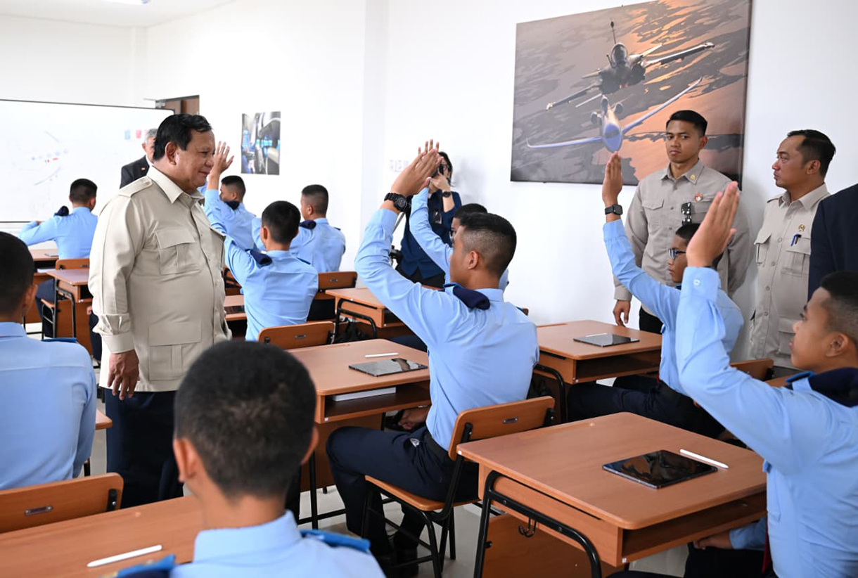 Presiden Prabowo Subianto memukul gong d saat meresmikan SMA Taruna Nusantara Kampus Malang, Jawa Timur, Selasa (13/1/2026). (Biropers)