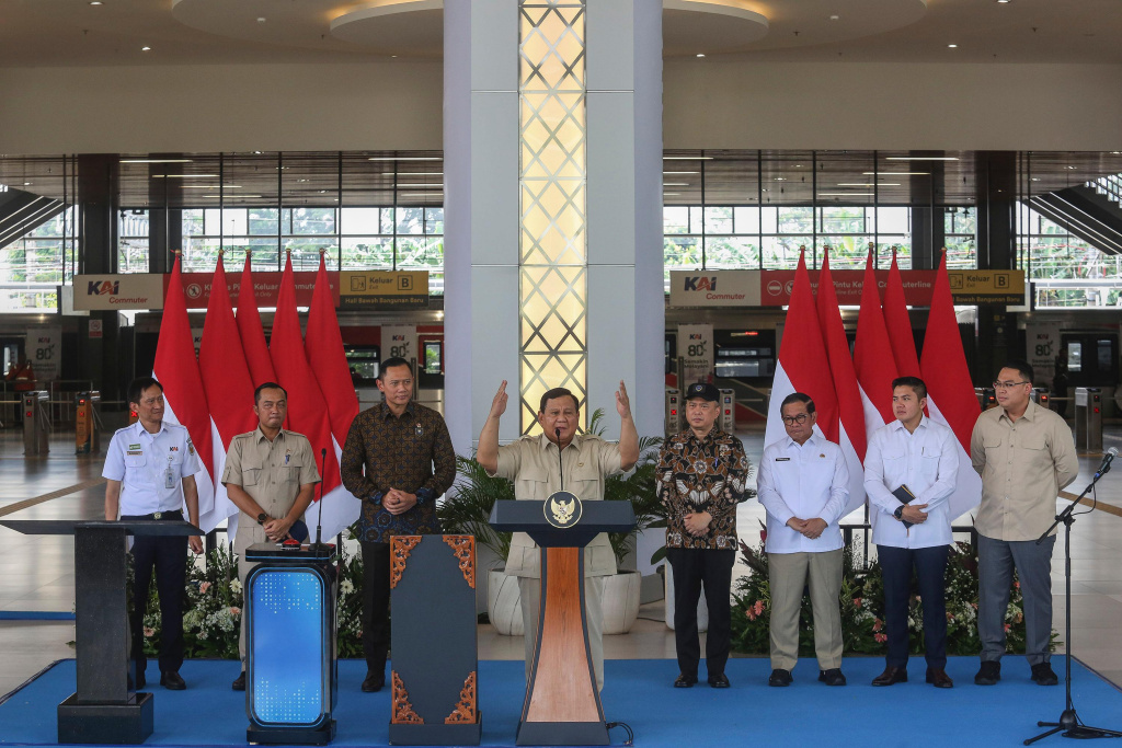 Presiden Prabowo Subianto (kempat kiri) didampingi Menteri Koordinator Infrastruktur dan Pembangunan Kewilayahan Agus Harimurti Yudhoyono (ketiga kiri), Menteri Sekretaris Negara Prasetyo Hadi (kedua kiri), Menteri Perhubungan Dudy Purwagandhi (kempat kanan), Kepala Badan Komunikasi Pemerintah Angga Raka Prabowo (kedua kanan), Seskab Teddy Indra Wijaya (kanan), Gubernur DKI Jakarta Pramono Anung (ketiga kanan), Direktur Utama PT Kereta Api Indonesia Bobby Rasyidin (kiri) meresmikan Stasiun Tanah Abang Baru di Jakarta, Selasa (4/11/2025).  (Berita nasional.com/HO/Oke Atmaja)