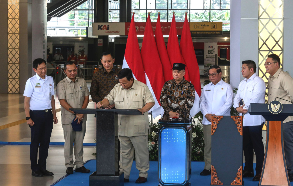 Presiden Prabowo Subianto (kempat kiri) didampingi Menteri Koordinator Infrastruktur dan Pembangunan Kewilayahan Agus Harimurti Yudhoyono (ketiga kiri), Menteri Sekretaris Negara Prasetyo Hadi (kedua kiri), Menteri Perhubungan Dudy Purwagandhi (kempat kanan), Kepala Badan Komunikasi Pemerintah Angga Raka Prabowo (kedua kanan), Seskab Teddy Indra Wijaya (kanan), Gubernur DKI Jakarta Pramono Anung (ketiga kanan), Direktur Utama PT Kereta Api Indonesia Bobby Rasyidin (kiri) meresmikan Stasiun Tanah Abang Baru di Jakarta, Selasa (4/11/2025).  (Berita nasional.com/HO/Oke Atmaja)