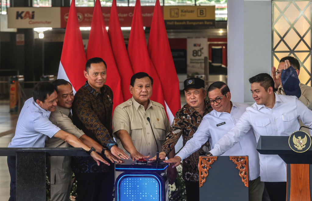 Presiden Prabowo Subianto (kempat kiri) didampingi Menteri Koordinator Infrastruktur dan Pembangunan Kewilayahan Agus Harimurti Yudhoyono (ketiga kiri), Menteri Sekretaris Negara Prasetyo Hadi (kedua kiri), Menteri Perhubungan Dudy Purwagandhi (kempat kanan), Kepala Badan Komunikasi Pemerintah Angga Raka Prabowo (kedua kanan), Seskab Teddy Indra Wijaya (kanan), Gubernur DKI Jakarta Pramono Anung (ketiga kanan), Direktur Utama PT Kereta Api Indonesia Bobby Rasyidin (kiri) meresmikan Stasiun Tanah Abang Baru di Jakarta, Selasa (4/11/2025).  (Berita nasional.com/HO/Oke Atmaja)
