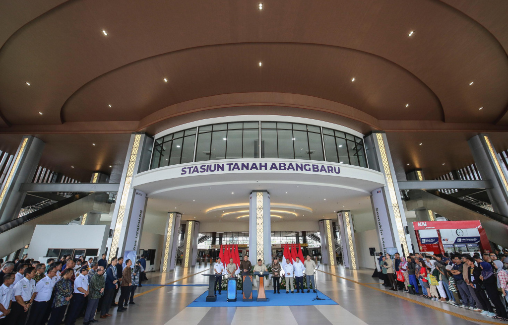 Presiden Prabowo Subianto (kempat kiri) didampingi Menteri Koordinator Infrastruktur dan Pembangunan Kewilayahan Agus Harimurti Yudhoyono (ketiga kiri), Menteri Sekretaris Negara Prasetyo Hadi (kedua kiri), Menteri Perhubungan Dudy Purwagandhi (kempat kanan), Kepala Badan Komunikasi Pemerintah Angga Raka Prabowo (kedua kanan), Seskab Teddy Indra Wijaya (kanan), Gubernur DKI Jakarta Pramono Anung (ketiga kanan), Direktur Utama PT Kereta Api Indonesia Bobby Rasyidin (kiri) meresmikan Stasiun Tanah Abang Baru di Jakarta, Selasa (4/11/2025).  (Berita nasional.com/HO/Oke Atmaja)