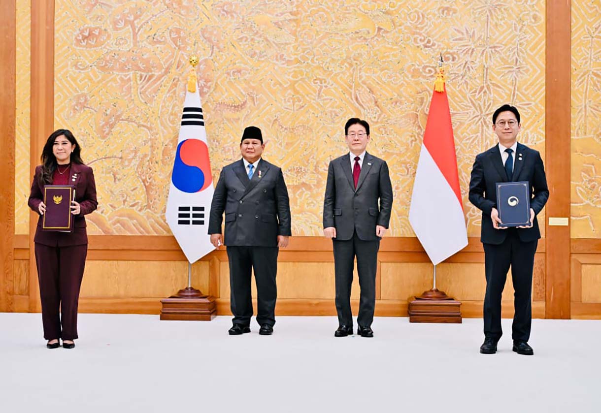Presiden Republik Indonesia Prabowo Subianto menyaksikan secara langsung pengumuman dan pertukaran 10 nota kesepahaman (Memorandum of Understanding/MoU) antara Republik Indonesia dan Republik Korea dalam kunjungan kenegaraannya di Istana Kepresidenan Republik Korea, Cheong Wa Dae (Blue House), pada Rabu, 1 April 2026. (Biropers)