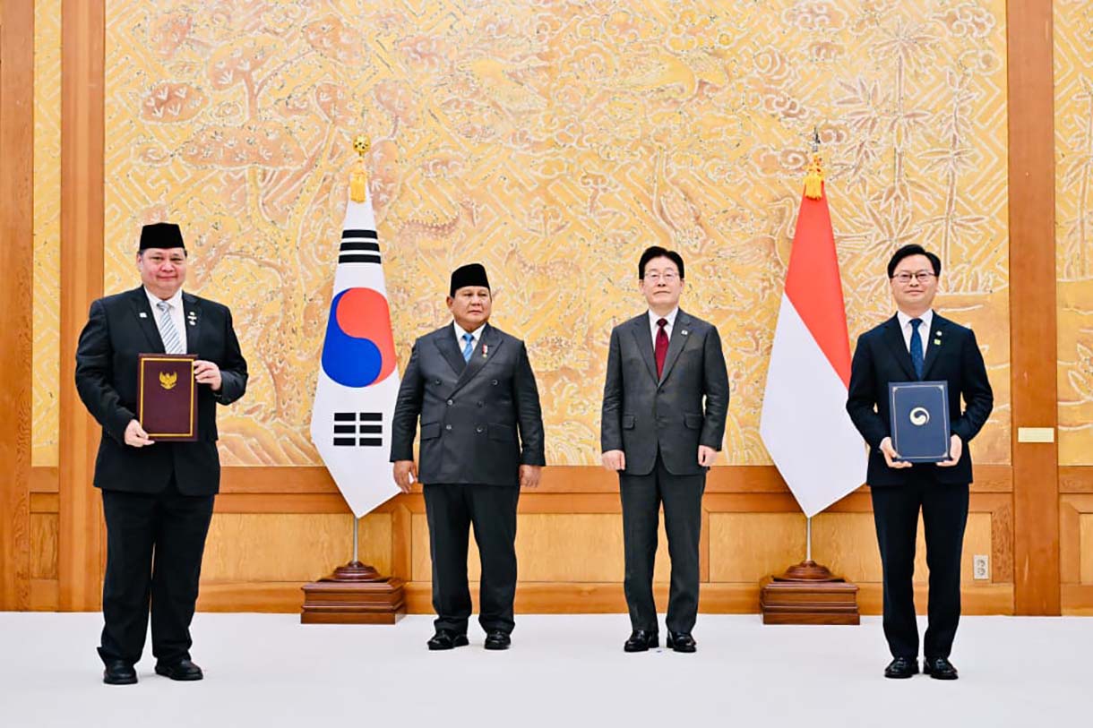 Presiden Republik Indonesia Prabowo Subianto menyaksikan secara langsung pengumuman dan pertukaran 10 nota kesepahaman (Memorandum of Understanding/MoU) antara Republik Indonesia dan Republik Korea dalam kunjungan kenegaraannya di Istana Kepresidenan Republik Korea, Cheong Wa Dae (Blue House), pada Rabu, 1 April 2026. (Biropers)